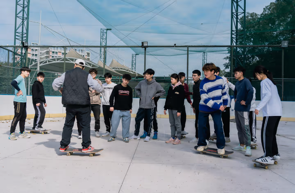 学生在校园练习滑板