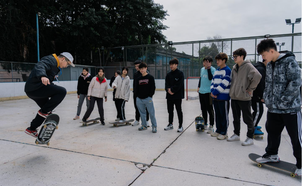 学校教授滑板课程